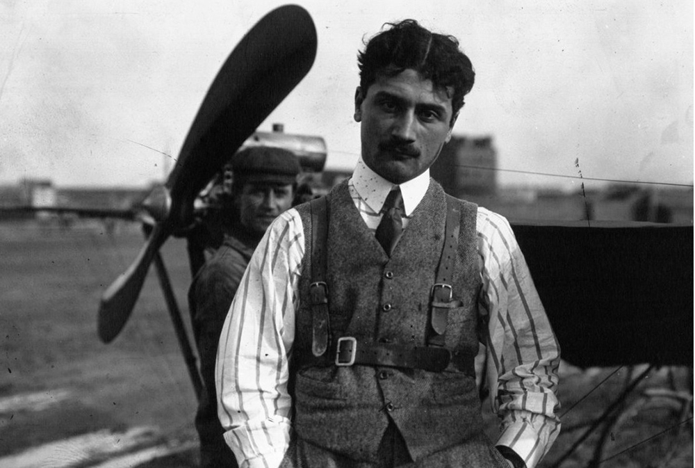 Roland Garros en 1910 devant un avion Demoiselle